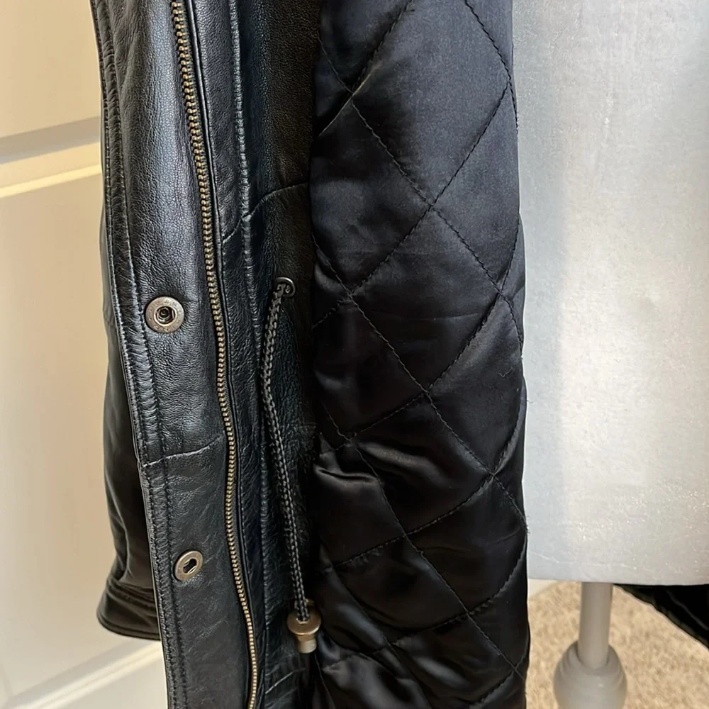 Vintage men’s SZ sm black leather coat w/fur trim hood.  Hits below the hips.
